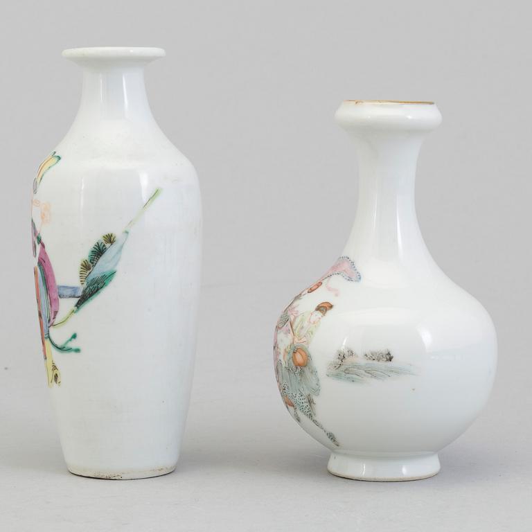 Two Chinese famille rose figural porcelain vase, Qing dynasty, Tongzhi (1862-74).