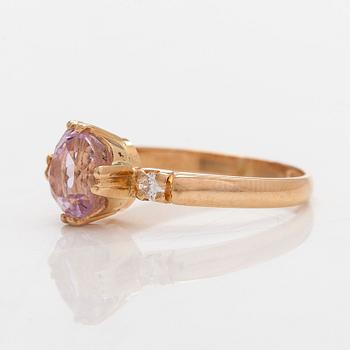 Sormus, 18K kultaa, kunziitti ja timantteja.