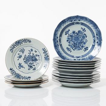 Tallrikar, 15 st, kompaniporslin, Kina, Qingdynastin, Qianlong 1736-95.
