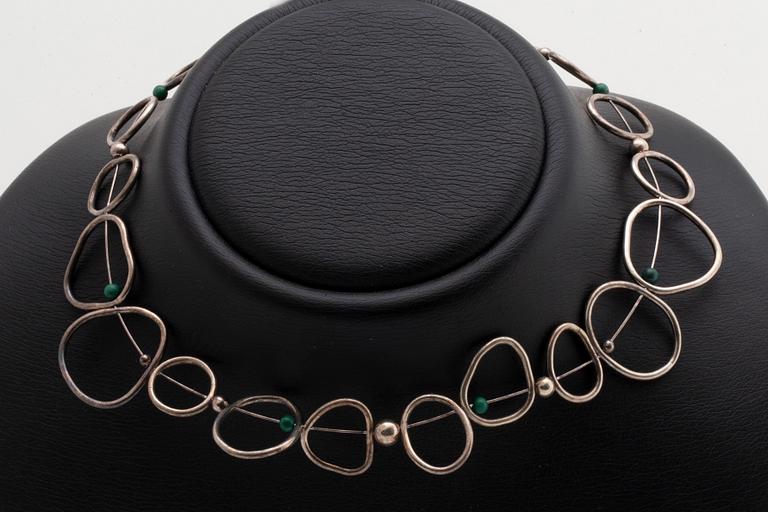 3 silvercollier, malakitkulor, pärlemor och rött stenämne, virad halsring Georg Jensen.