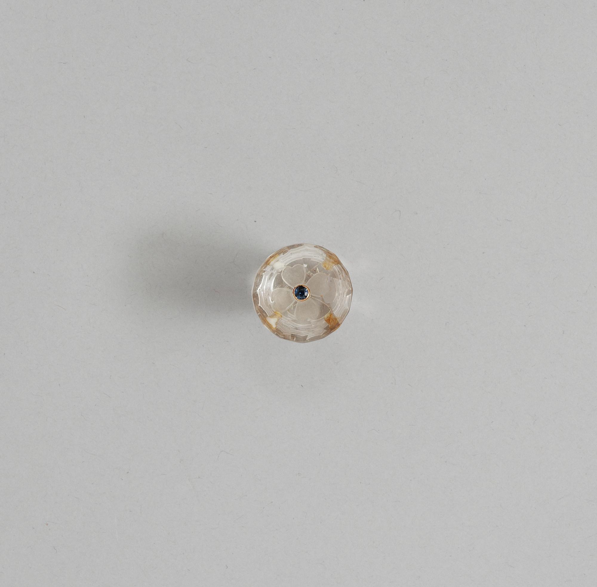 SIGILL, skuren bergkristall med i guld infattade blå safirer, rubiner och troligen tsavorit. Sekelskifte 1900.