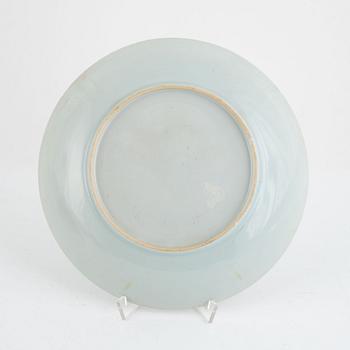 Tallrikar, två stycken, sopptallrikar, två stycken samt skålfat, exportporslin, Kina, Qingdynastin, Qianlong (1736-95).