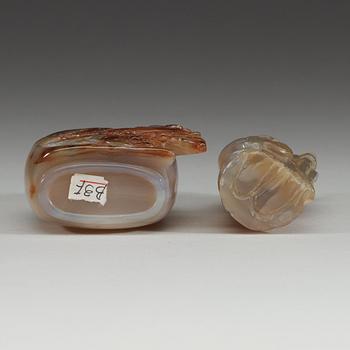 Two Chinese agate snuff bottles with stoppers.