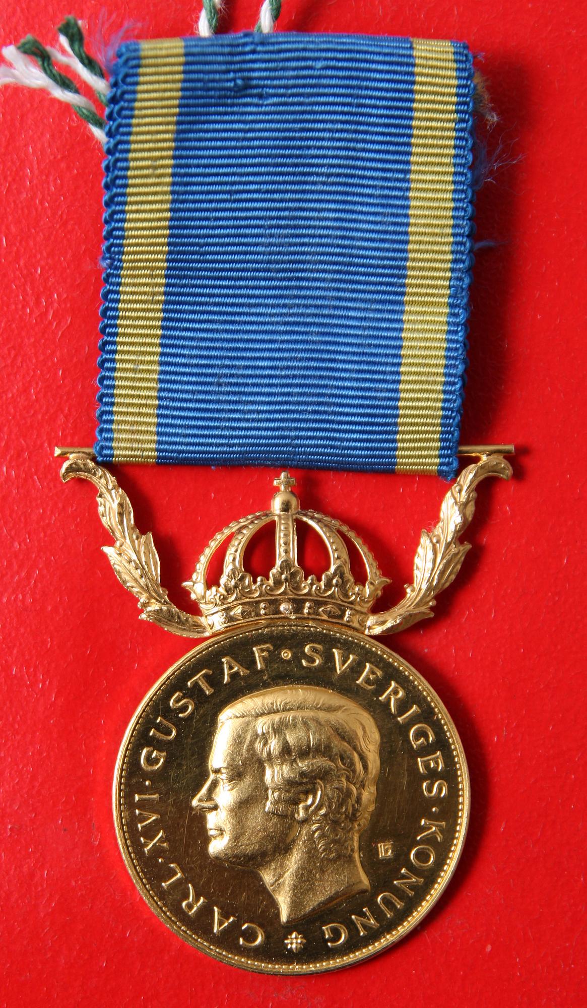 MEDALJ, 23 K guld. "För nit och redlighet i rikets tjänst". 1975. Tot 14 g.