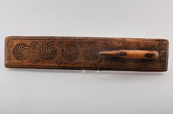 MANGELDON, skuret trä, daterad Warmsätra 1756.