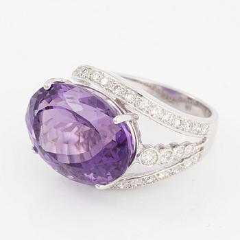 Ring, cocktailring, 18K vitguld med ametist och briljantslipade diamanter.