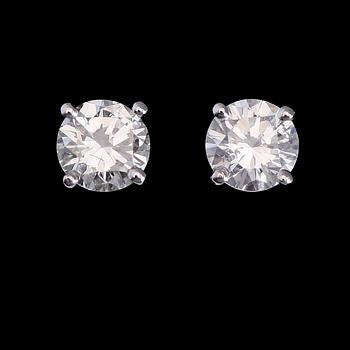 ÖRHÄNGEN, 1 par, 18K vitguld, solitära briljantslipade diamanter tot ca 0.62 ct.