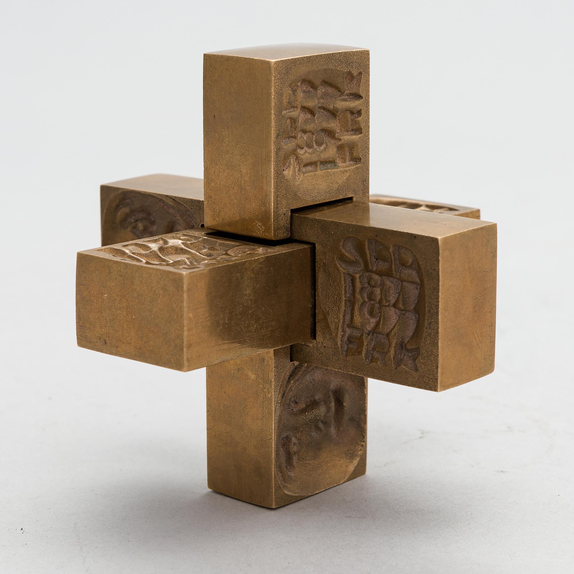 Laila Pullinen, sculpture/medal, bronze, signed LP, numbered 2291.