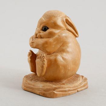 SKULPTUR, skuret trä, signerad J H Williams, 1900-talets första hälft.