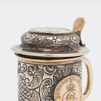 Saltkar och dryckeskanna i miniatyr, silver, C G Hallberg, Stockholm 1900-1904. I original ask.