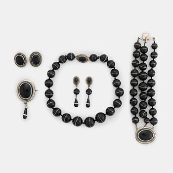 345. A banded agate and silver parure comprising a necklace, a bracelet, two pair of earrings and a brooch.