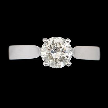 RING, 18K vitguld, solitär briljantslipad diamant ca 1.05 ct. Vikt ca 4 g.