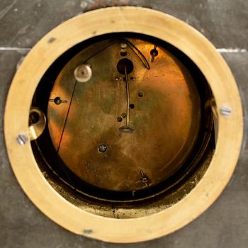 BORDSPENDYL, på sockel med glaskupa, nyrokoko, 1800-talets slut.