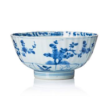 A blue and white bowl, Qing dynasty, Kangxi (1662-1722).