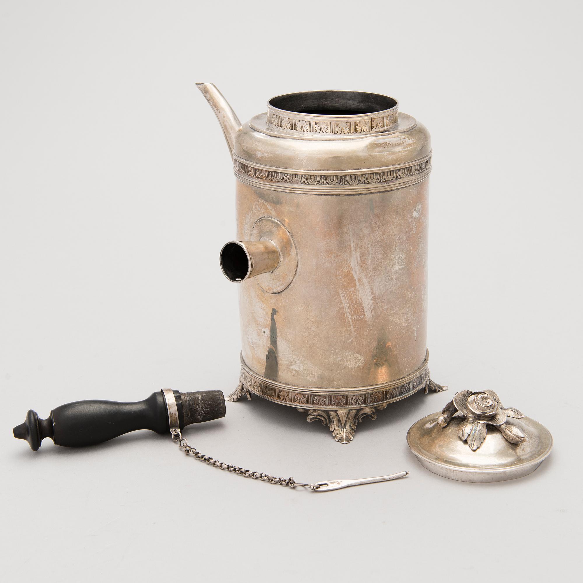 A SWEDISH 18TH CENTURY SILVER COFFEE POT, maker's mark of Petter Eneroth, Stockholm .
