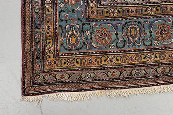A semi-antique Tehran carpet, ca 384,5 x 288 cm.
