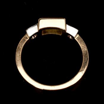 RING, guld 18K, trappslipad safir, 2 x ca 0,10 ct briljantslipade diamanter. Handgjort 1997. Vikt 11,4 g.
