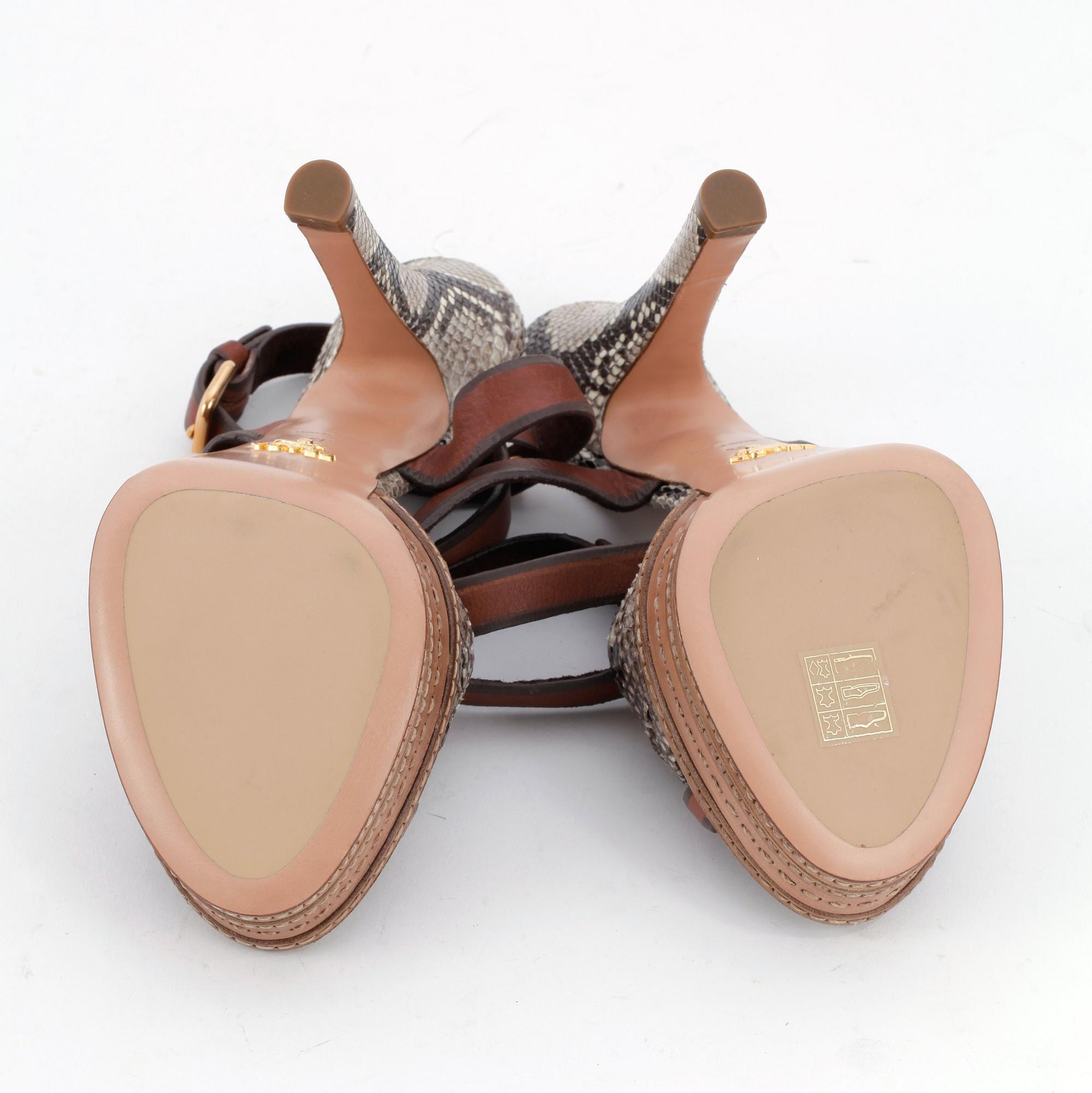 PRADA, ett par sandaletter. Storlek 39.