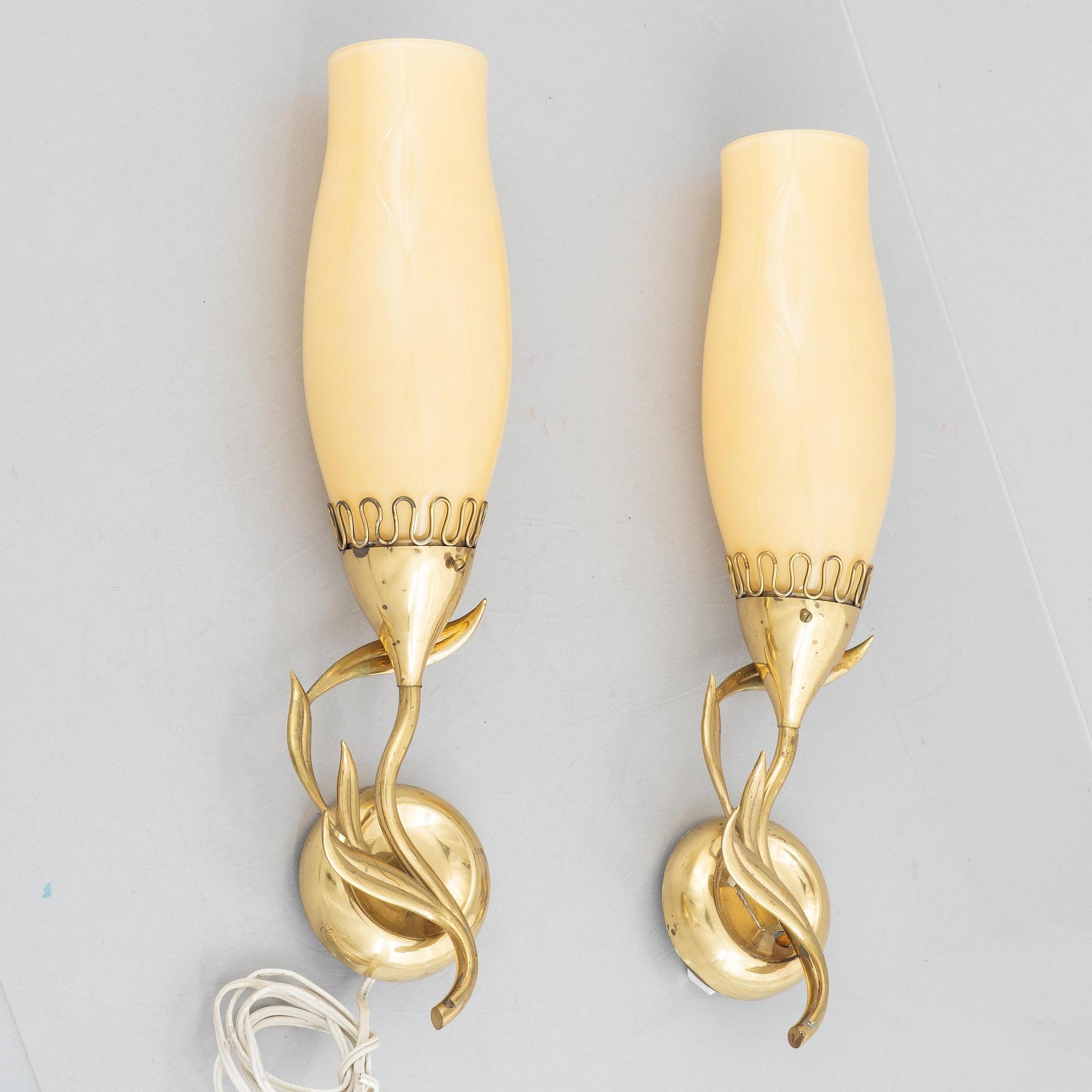 Mauri Almari, a pair of model '71020' wall lights, Idman, mid 20th century.