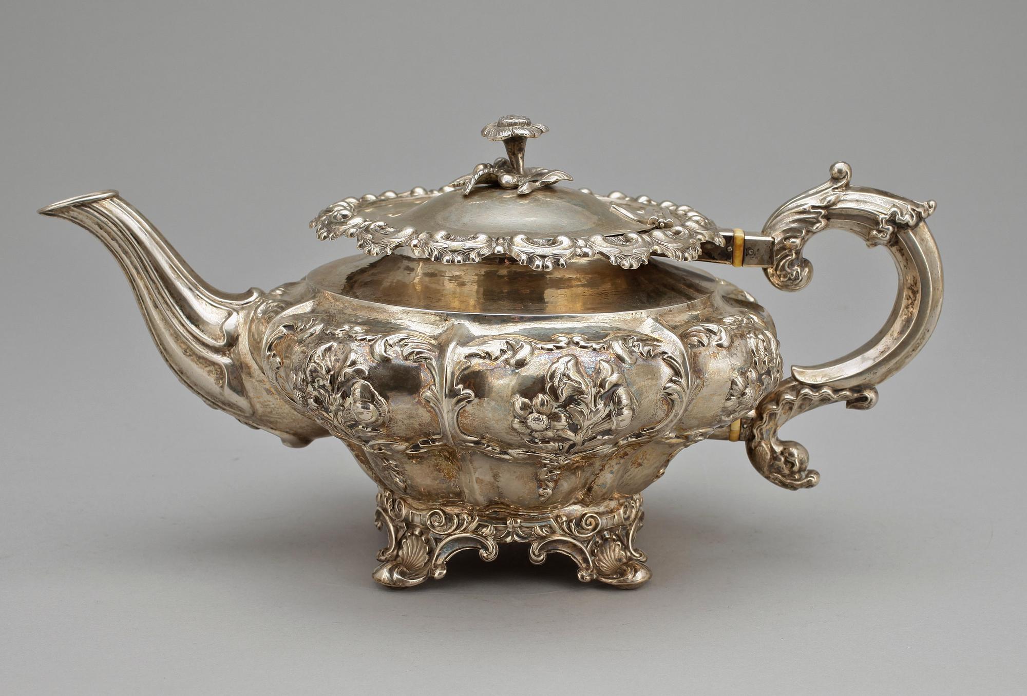 TÉKANNA, silver, Fredrik&Wilhelm Zethelius Stockholm 1842. Vikt ca 925 gram.