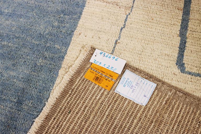 Matta, Marocko, modern design, ca 307 x 250 cm.