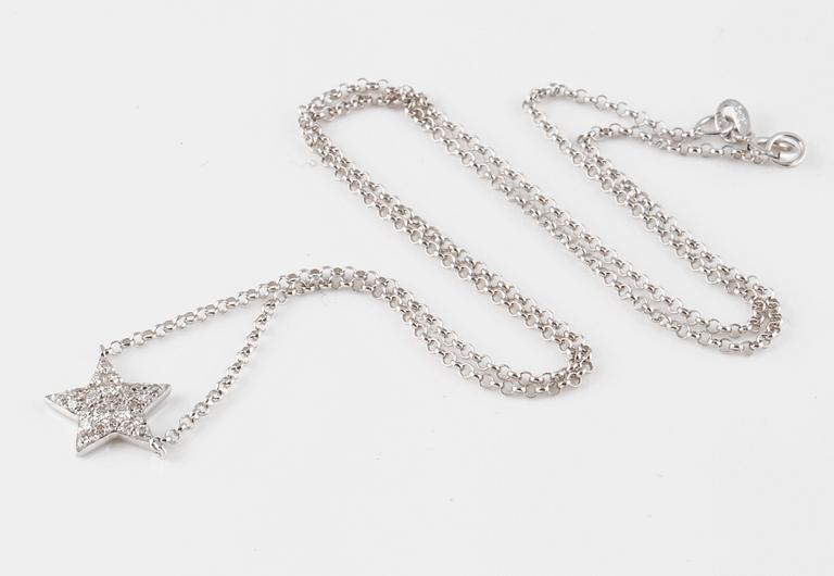 COLLIER, 18K vitguld med briljantslipade diamanter ca 0.15 ct. Vikt 1,8 gram.