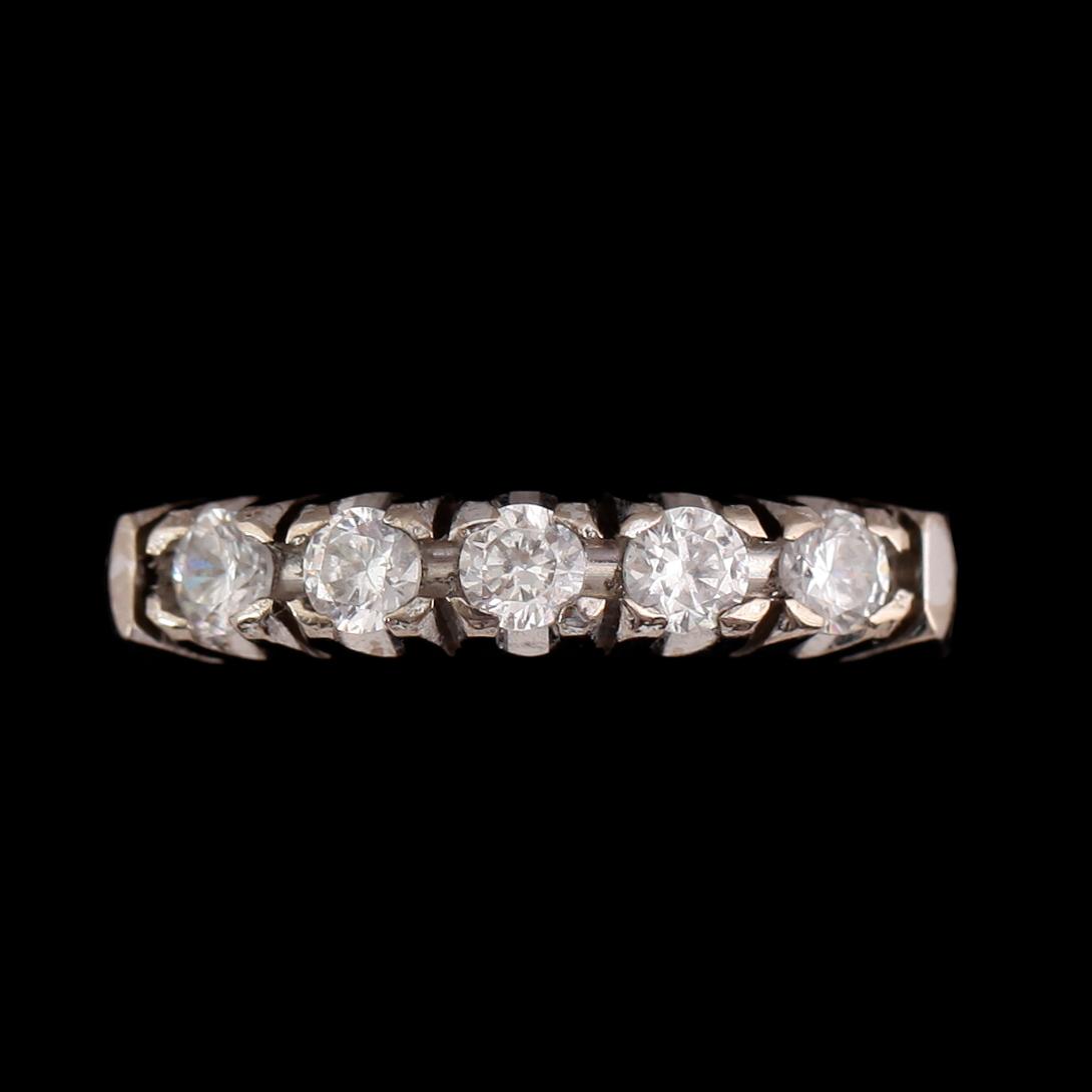 RING, 18 k vitguld med 5 briljantslipade diamanter tot 0.45 ct. enl gravyr.