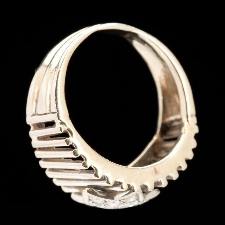 RING, 18k vitguld med briljantslipade diamanter ca 0,35ct. Vikt ca 7g.