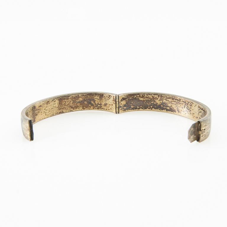Armband silver och emalj "Dieu Vous Protége", 1800-talets senare hälft.