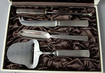 OSTBESTICK, 4 delar. Sterling silver, Denmark. Georg Jensen. Designad av Sigvard Bernadotte 1939.