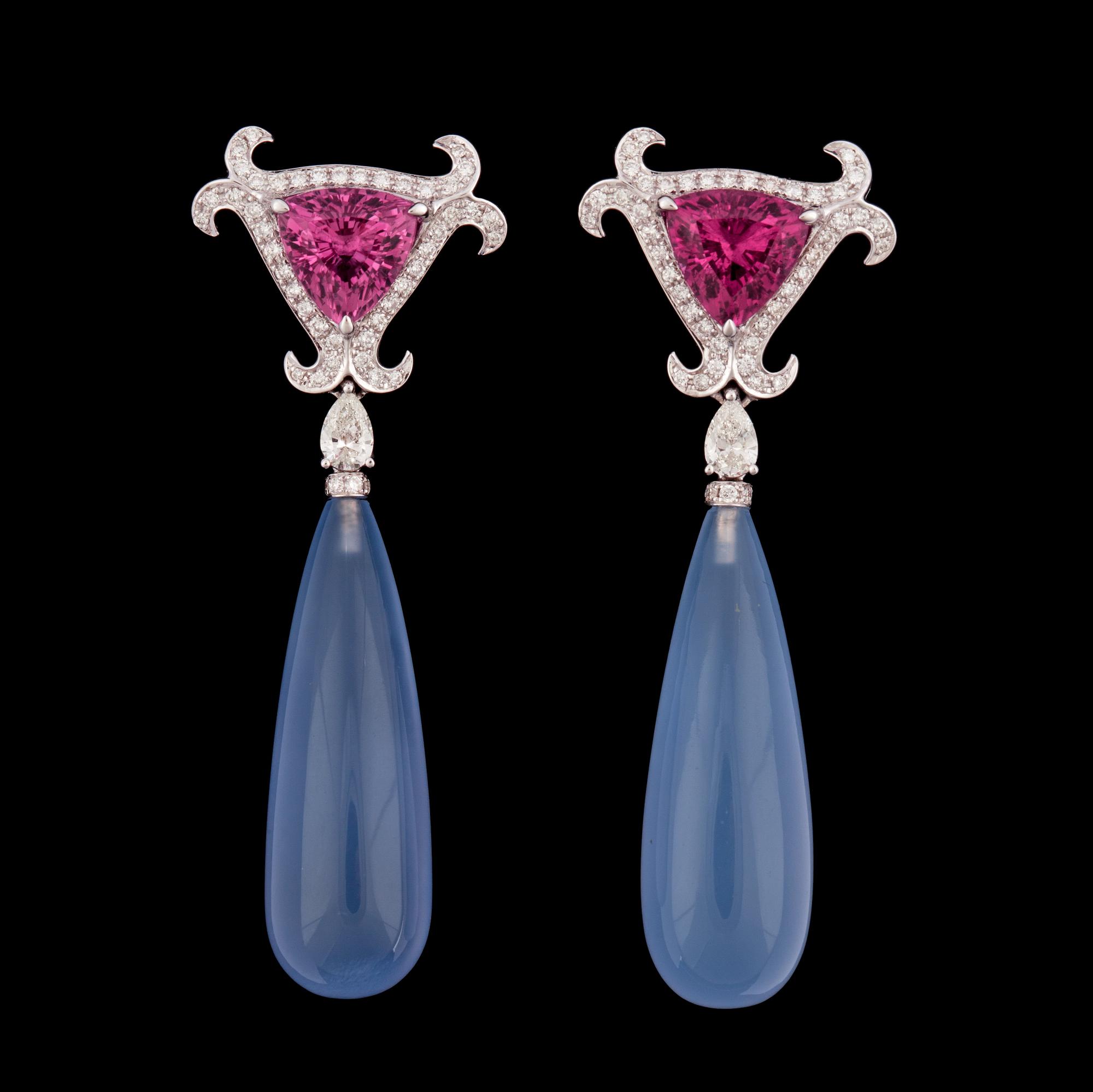ÖRHÄNGEN, 18k vitguld med ljusblå kalcedon, rosa turmaliner, tot. 4.14 ct, och briljantslipade diamanter, tot. 0.86 ct.