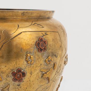 A bronze pot, Japan, Meiji (1868-1912).
