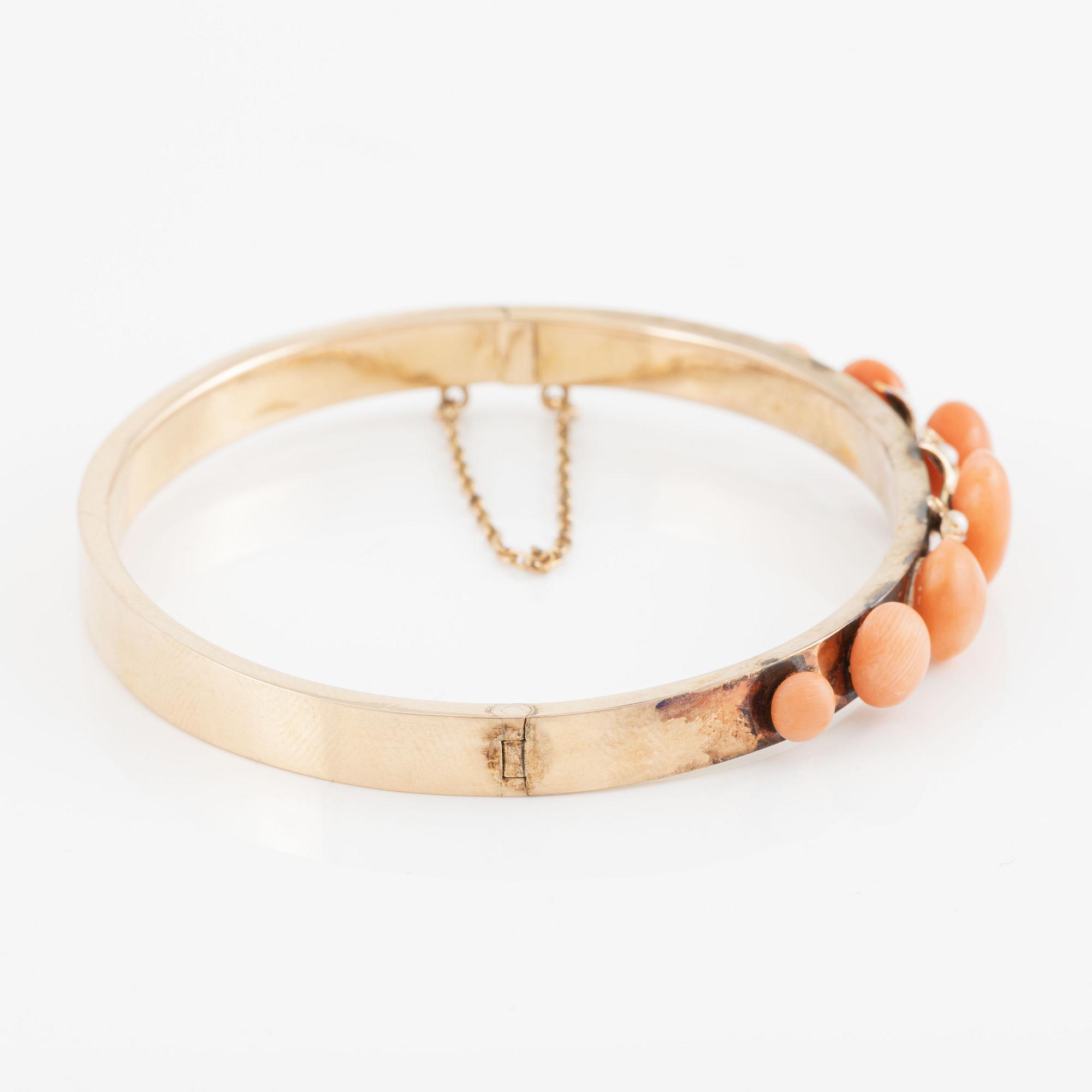 Bracelet 18K gold with coral and small pearls.