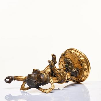 BJÖRNHÖVDAD DAKINI, patinerad kopparlegering. Tibetokinesisk, sent 1700-tal/omkring 1800.
