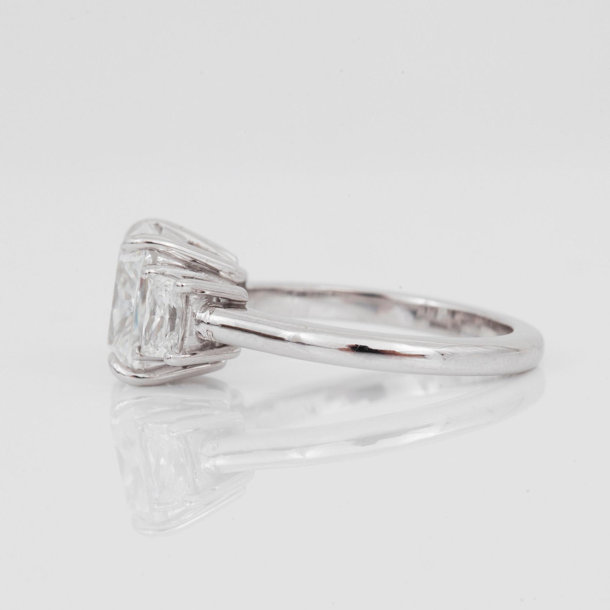 A 3.30 ct D/VVS2, cushion-cut diamond ring. Quality according to GIA certificarte. Side stones 0.67 ct in total.