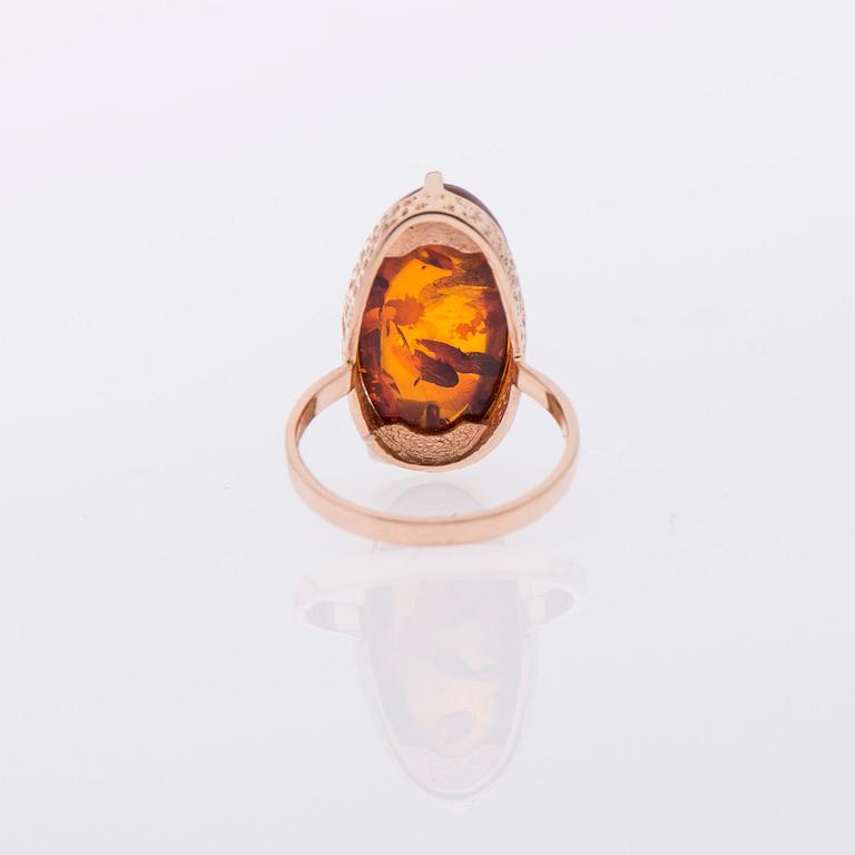RING, 14K guld, bärnsten. Sovjetiska stämplar.