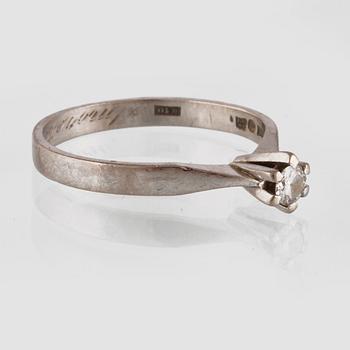 RING, 18K vitguld med briljantslipad diamant 0.12 ct, Jarl Sandin, Göteborg, 1975. Vikt 2,6 gram.