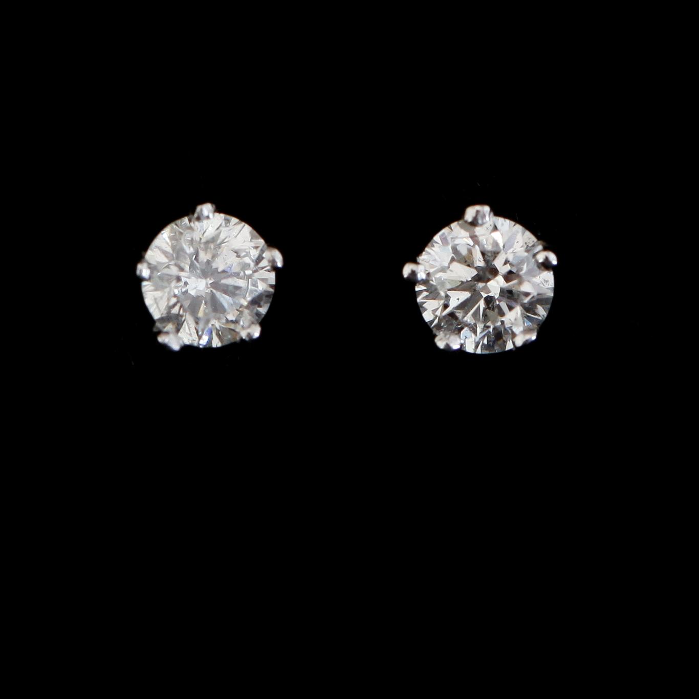 ÖRHÄNGEN, 1 par, 18K vitguld, solitära briljantslipade diamanter tot ca 0.27 ct.
