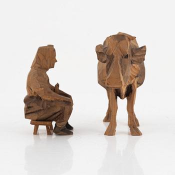 Axel Petersson Döderhultarn, sculpture, signed. Partially painted wood, height 9-11 cm, length 5-18 cm.