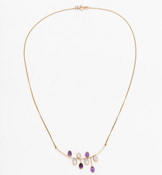 Kaulakoru, 14K kultaa, cabochonhiottu kuukvartsi ja ametisti. Suomalaiset leimat.