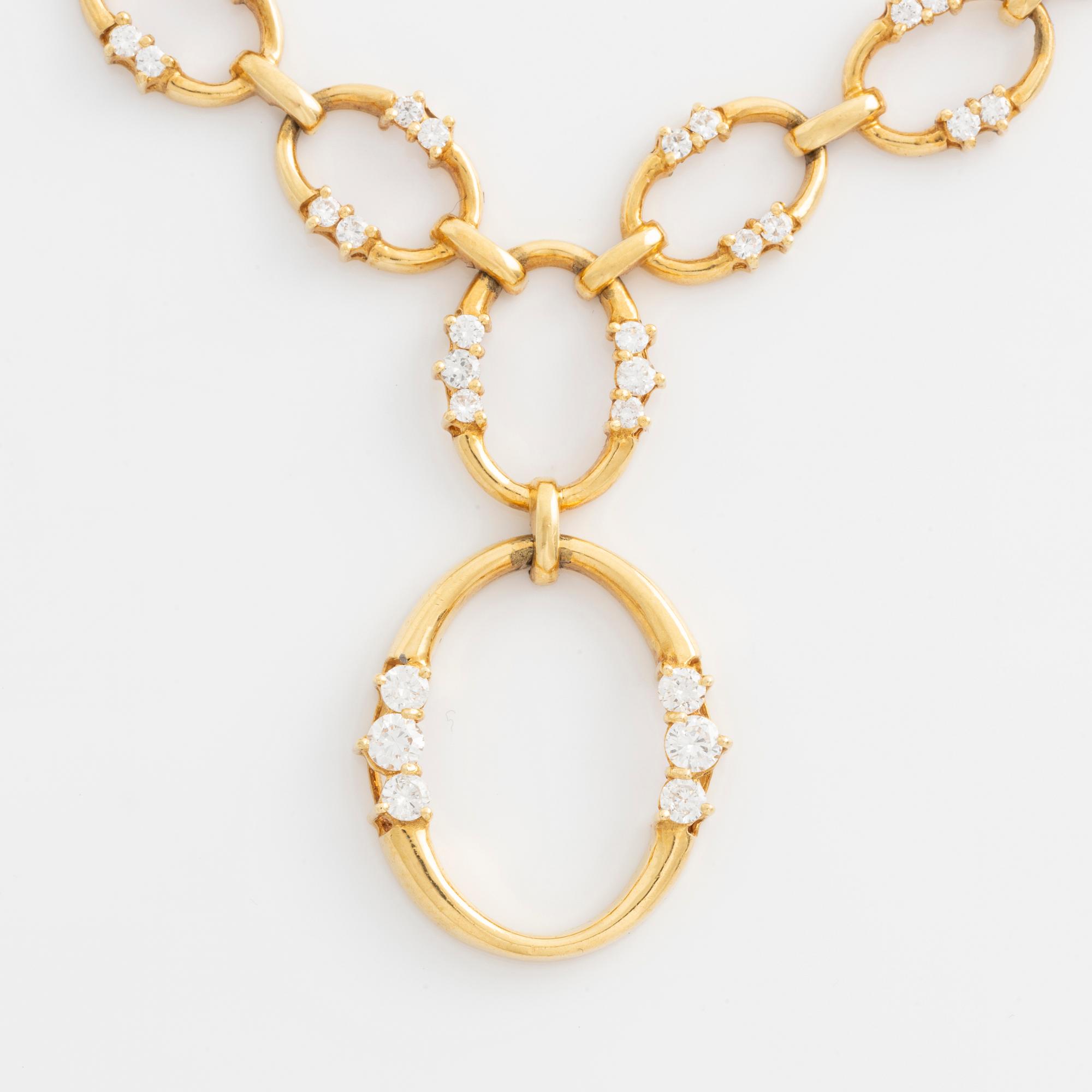 Collier 18K guld med runda briljantslipade diamanter.