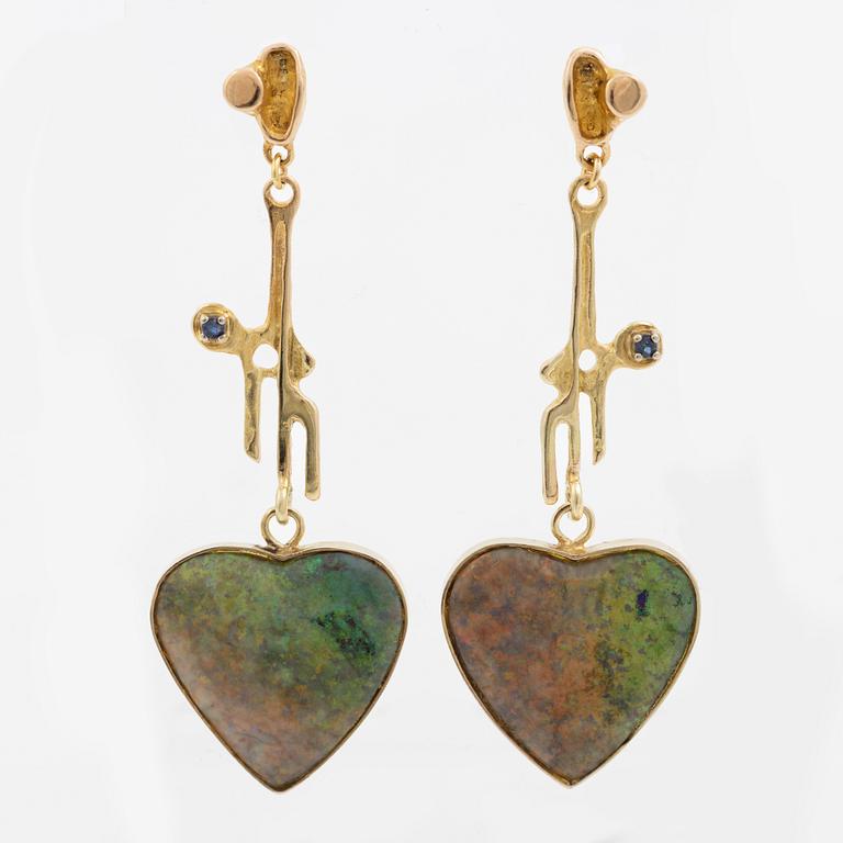 A pair of earrings 14K gold with opal.