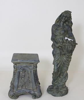 TRÄGÅRDSSKULPTUR PÅ SOCKEL, "Höst".