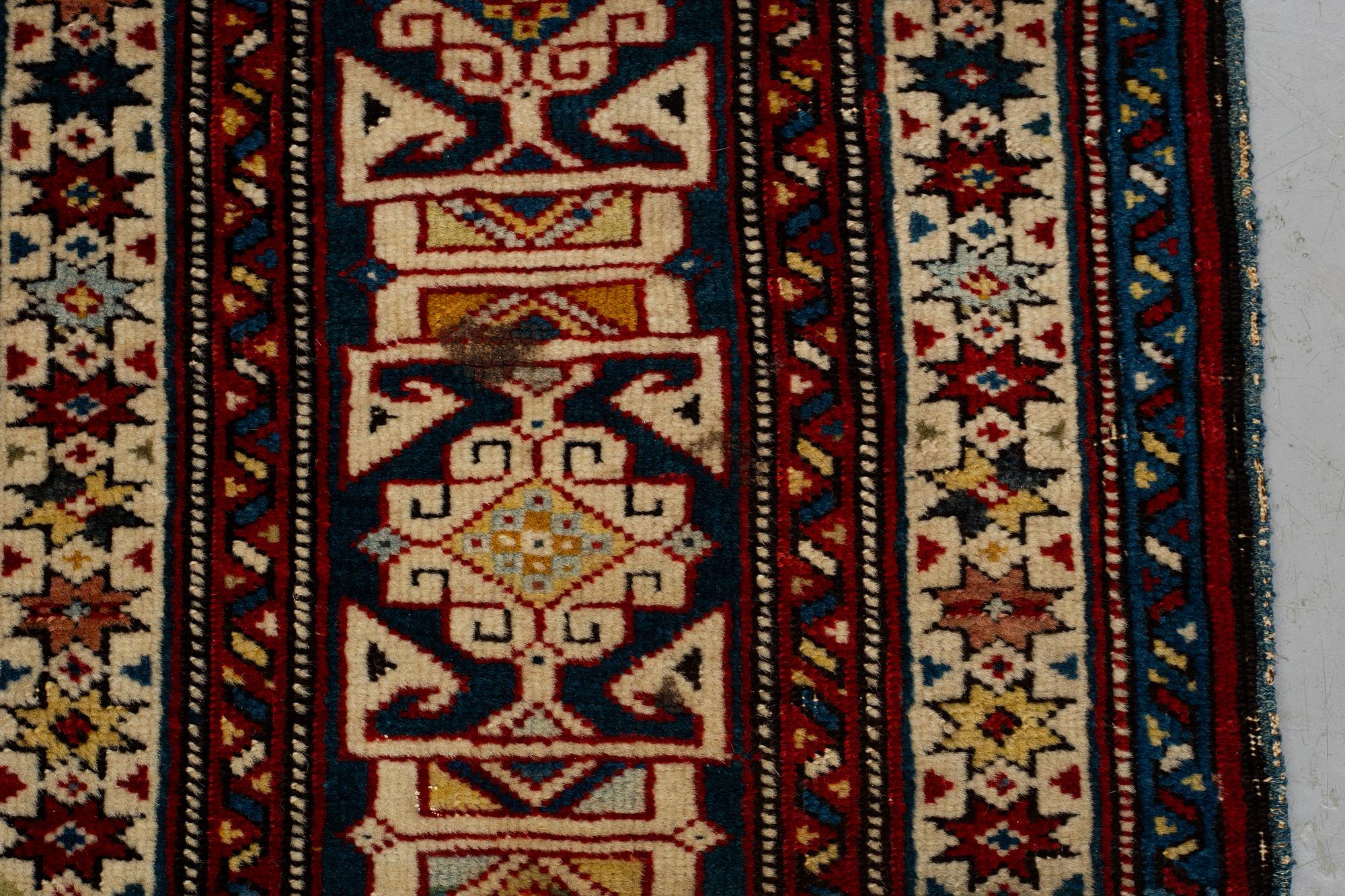 Matta, antik/semiantik Shirvan sannolikt, ca 178-180 x 125-129,5 cm (kortsidorna inklusive 2-2,5 cm "slätväv"),