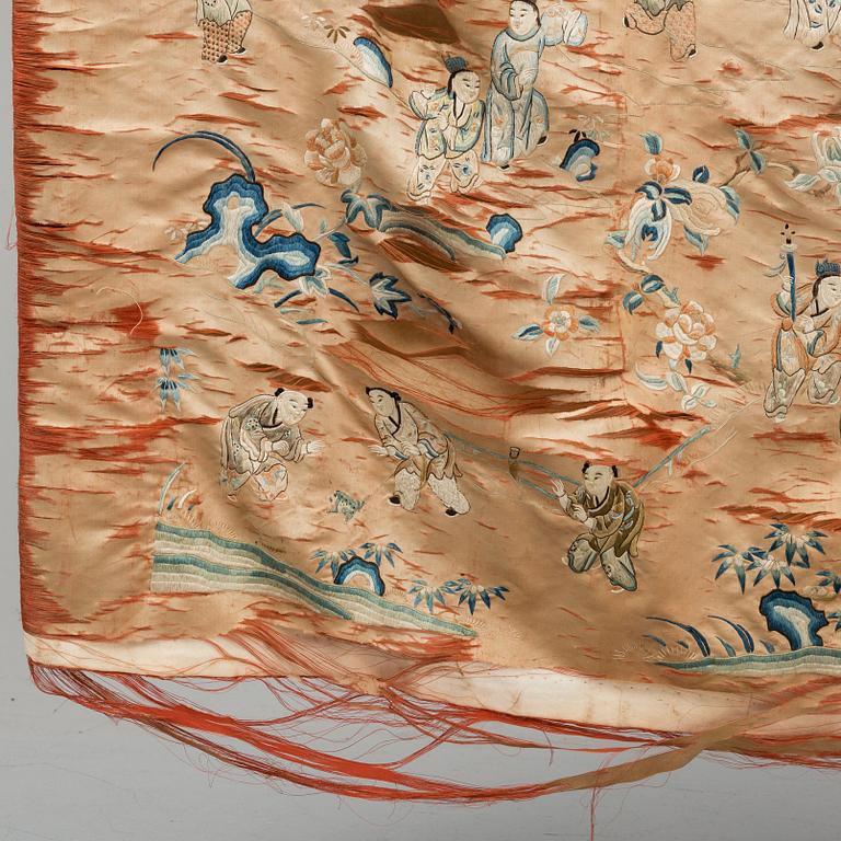 A large embroidered silk panel, late Qing dynasty.