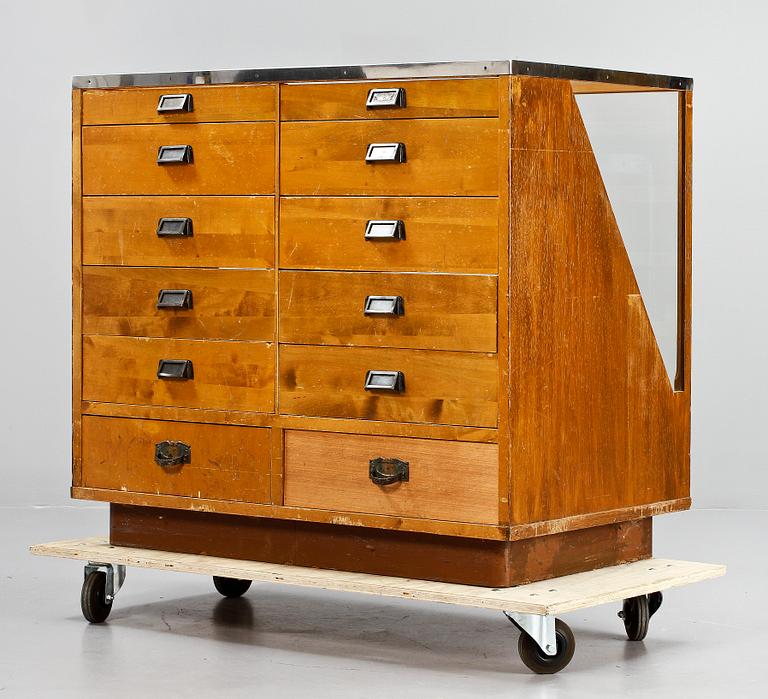 MONTERSKÅP, Näbu, 1900-tal.