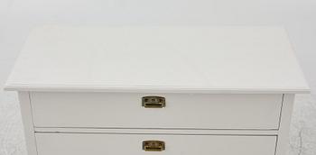 A chest of drawers, early 20th Century.