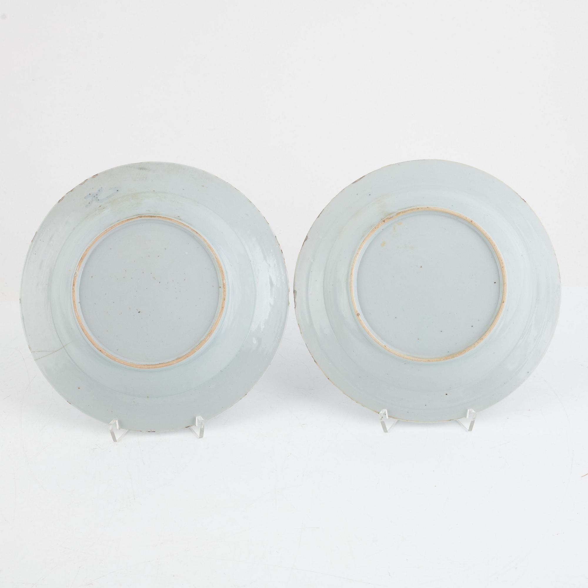 Two plates, two soup dishes and a serving dish, export porcelain, Qing Dynasty, Qianlong (1736-95).