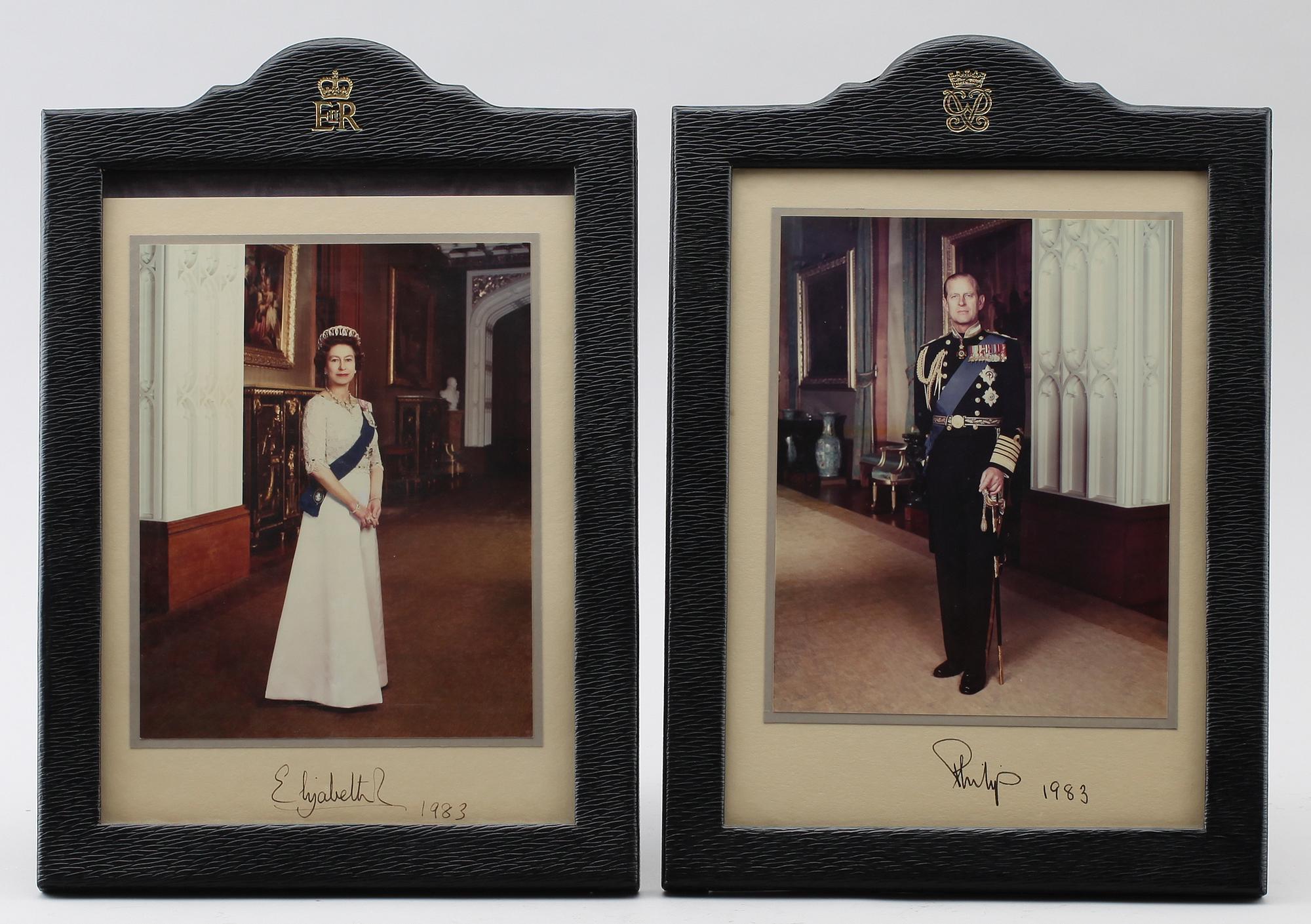 FOTOGRAFIER, 2 st, Drottning Elizabeth och Prins Philip av Storbritannien, med autografer daterade 1983.