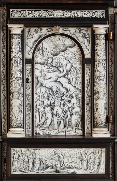 KABINETTSKÅP. Italien, 1800-tal. Barockstil.